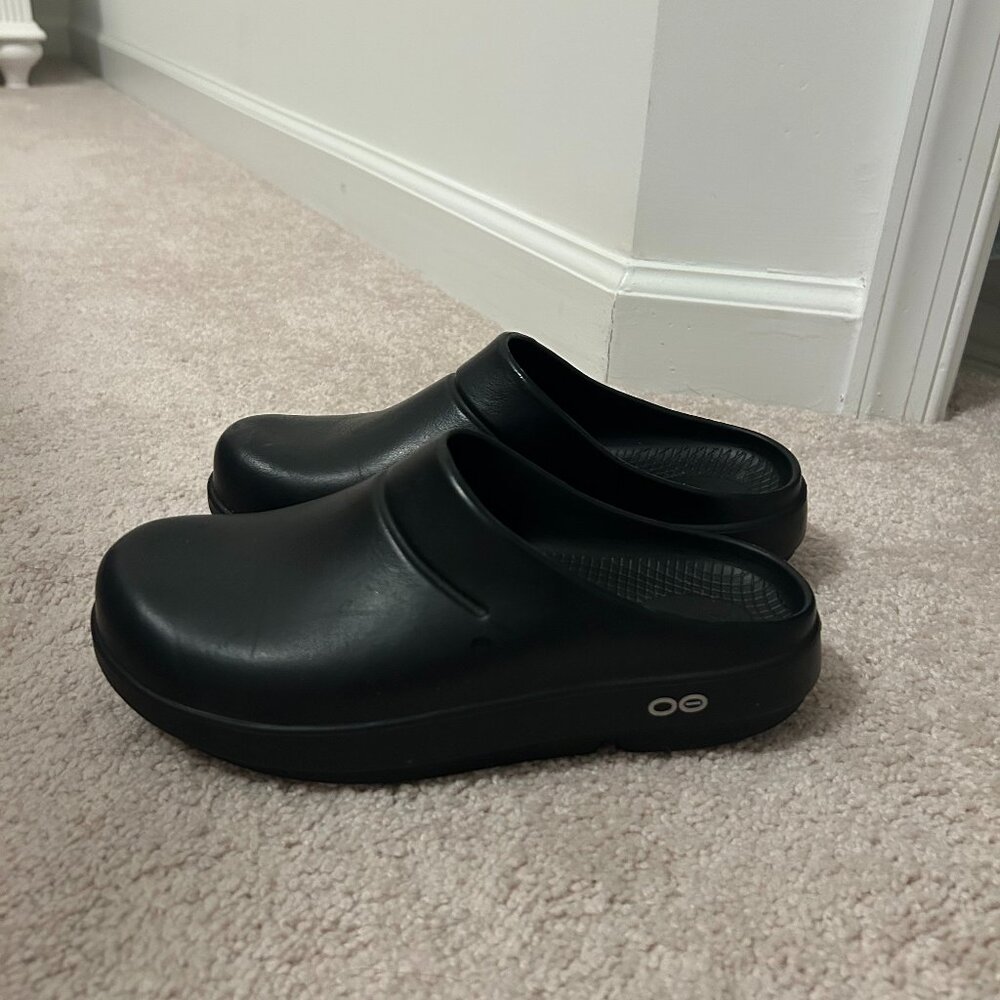 Black OOFOS clogs